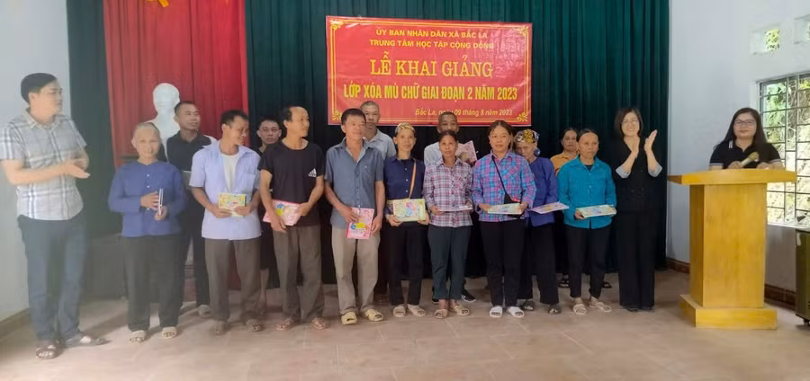 Lớp xoá mù chữ chữ ở Lạng Sơn chủ yếu là người đang tuổi lao động.