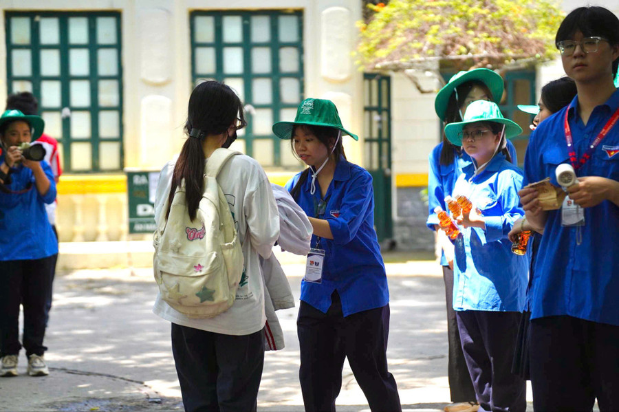 Những chai nước, những lời căn dặn động viên của tình nguyện viên dành cho sĩ tử với thông điệp chúng tôi cùng san sẻ những cảm xúc trong kỳ thi với sĩ tử, mong các bạn tự tin, toả sáng và được ngôi trường đại học mình mơ ước. Các bạn chính là người truyền cảm hứng cho những sĩ tử khoá sau. tn-5.jpg
