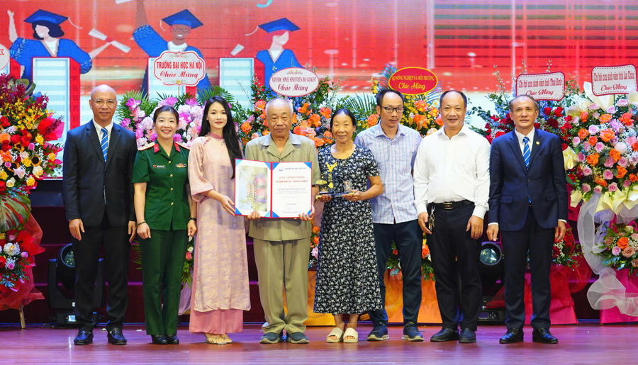 Lãnh đạo Trường ĐH Thuỷ lợi trao tặng danh hiệu gia đình Thuỷ lợi cho các gia đình.