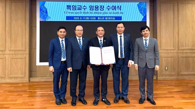 GS.TS Nguyễn Trung Việt (thứ ba từ trái sang) Hiệu trưởng Trường đại học Thủy lợi cùng đoàn công tác tại Đại học Keimyung, Hàn Quốc.