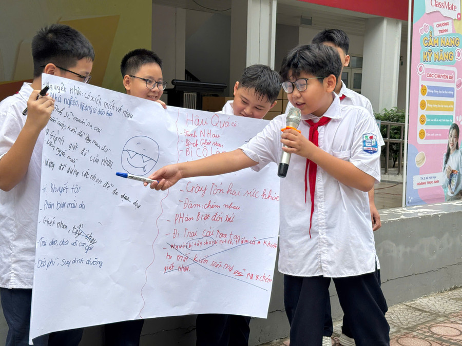 Học sinh Trường THCS Long Biên (phường Long Biên, Hà Nội) tham gia các hoạt động ngoại khoá về phòng, chống bạo lực học đường.