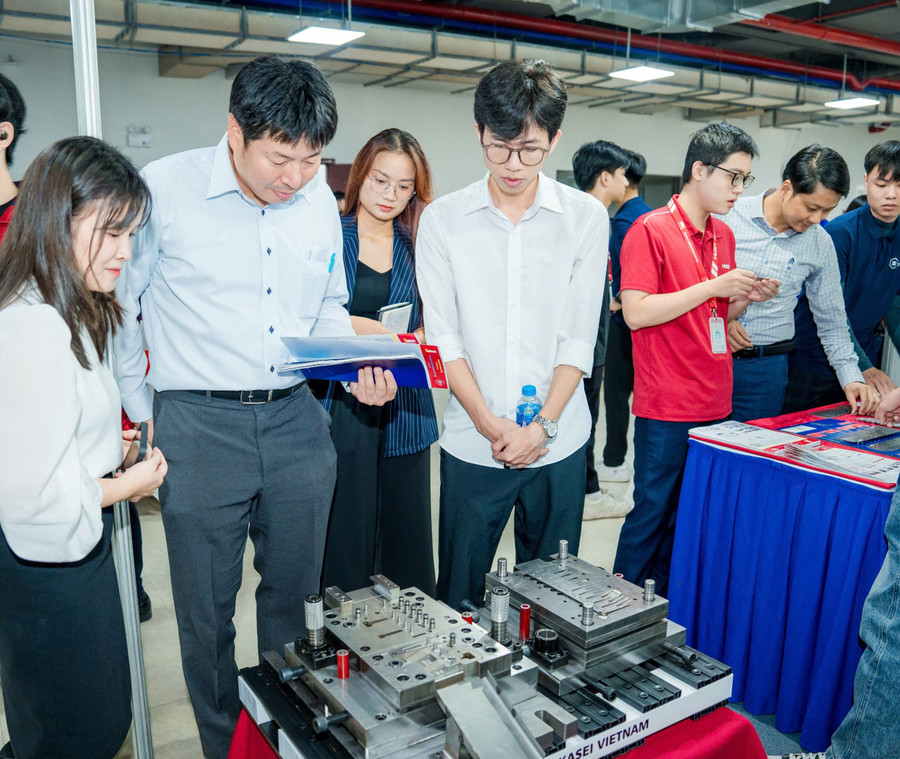 Ban giám khảo đang chấm sản phẩm của các đội thi.