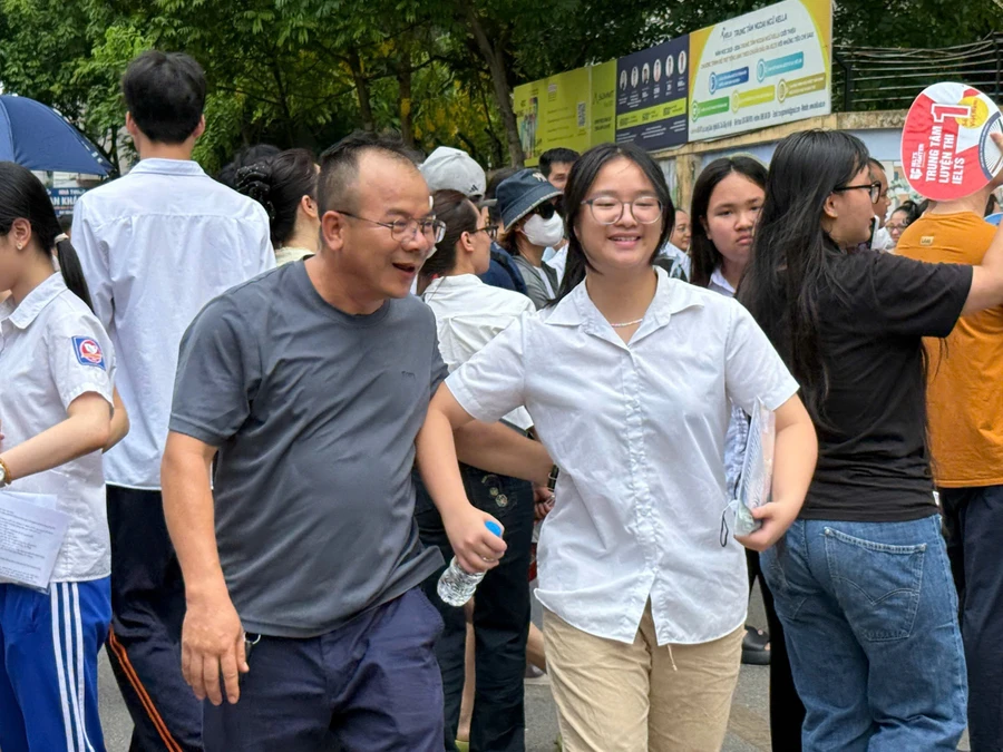 Phụ huynh và thí sinh vui vẻ kết thúc môn thi cuối.