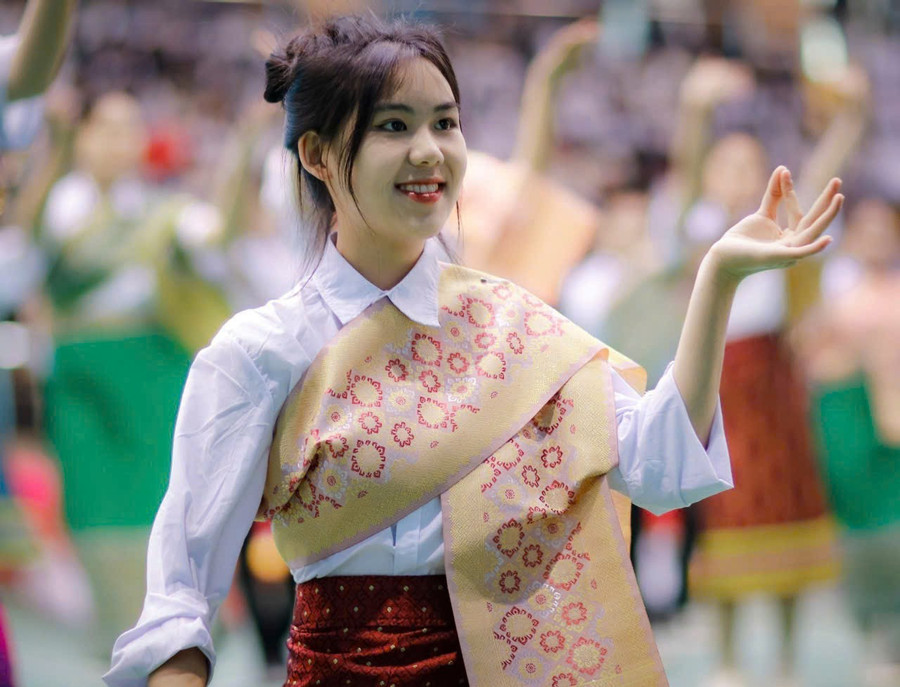 Em Hồ Thị Tươi, học sinh lớp 12C6, Trường Phổ thông DTNT THPT tỉnh Điện Biên.