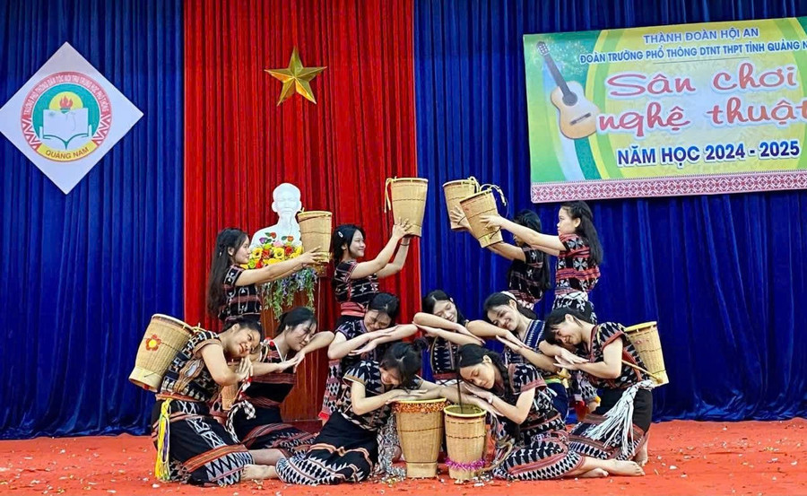 Học sinh biểu diễn các tiết mục văn nghệ truyền thống.