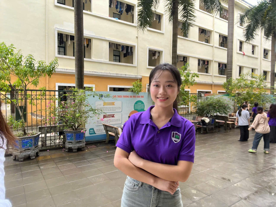 quynh-anh-rang-ro-trong-mau-ao-cua-truong-dai-hoc-giao-duc.jpg
