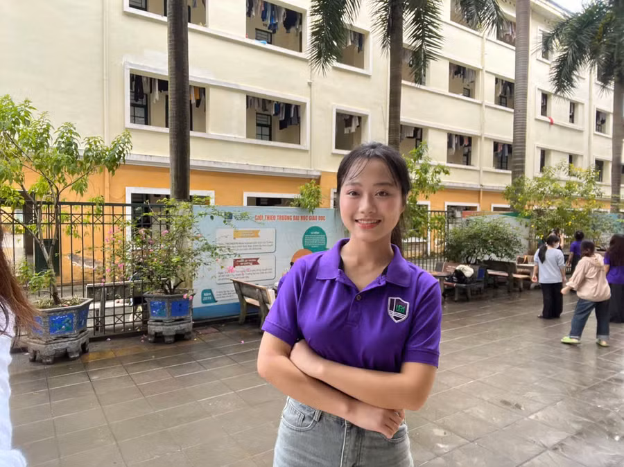 quynh-anh-rang-ro-trong-mau-ao-cua-truong-dai-hoc-giao-duc.jpg