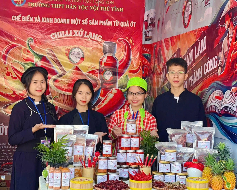 Em Phùng Thuỳ Trang (thứ 2 từ trái sang) cùng các bạn tham gia hoạt đông giới thiệu nông sản của địa phương, dân tộc mình.