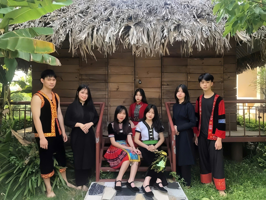 Nữ sinh Lý Bích Nguyện (thứ hai từ trái sang), sinh viên năm hai, Học viện Tài chính cùng các bạn trong trang phục truyền thống.