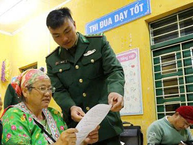 Thượng uý Vàng A Di dạy học viên tập đọc. Ảnh NVCC. di-2.jpg