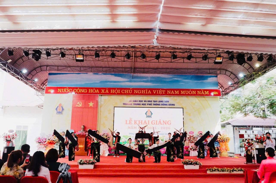 Những tiết mục văn nghệ dân tộc được học sinh biểu diễn tại các ngày lễ lớn của trường. dong-dang-2.jpg