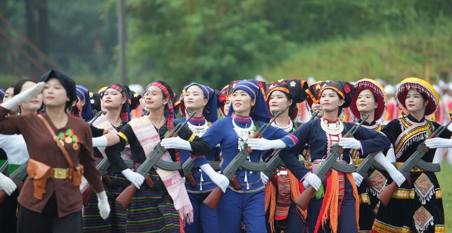 Cô Lê Thị Thẩm (ngoài cùng bên phải) trong Khối nữ dân quân các dân tộc Việt Nam. Ảnh NVCC. tham-1.jpg