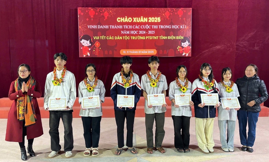 Lò Việt Hùng (thứ hai từ trái sang) được vinh danh tại trường. dang-3.jpg