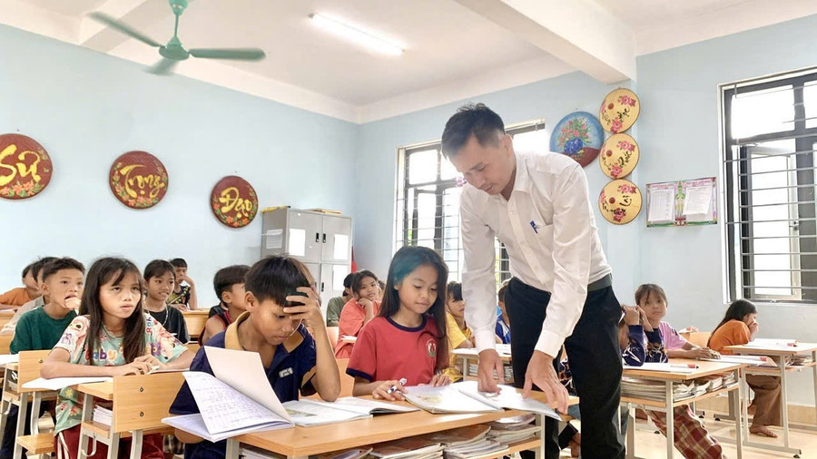 Thầy Nguyễn Mạnh Hùng tại Trường PTDT Nội trú Bố Trạch (Quảng Trị) cùng học sinh. Ảnh NVCC.