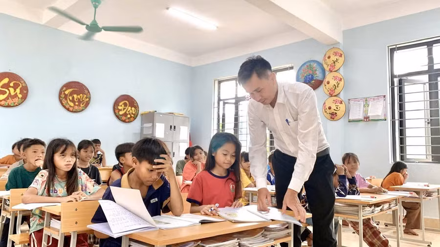 Thầy Nguyễn Mạnh Hùng tại Trường PTDT Nội trú Bố Trạch (Quảng Trị) cùng học sinh. Ảnh NVCC.