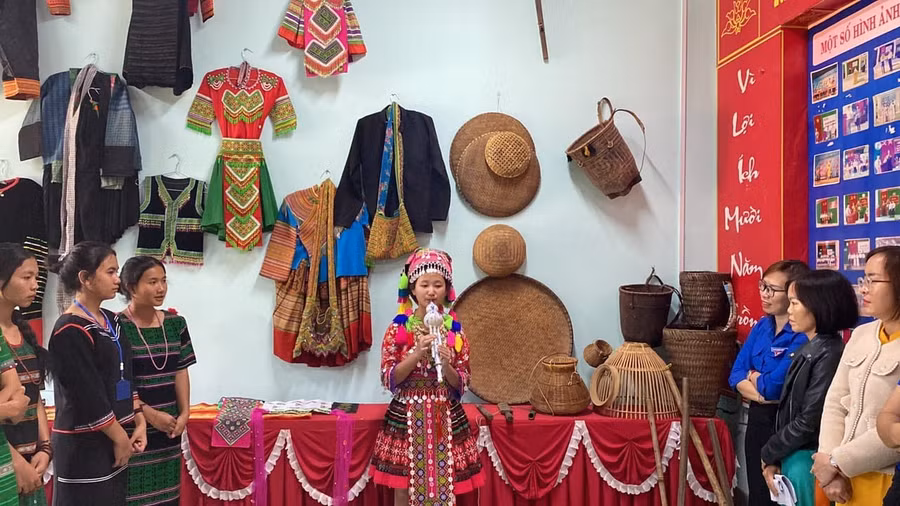 Học sinh Trường Phổ thông Dân tộc Nội trú Đắk Glong tham gia các hoạt động gìn giữ văn hoá của nhà trường.