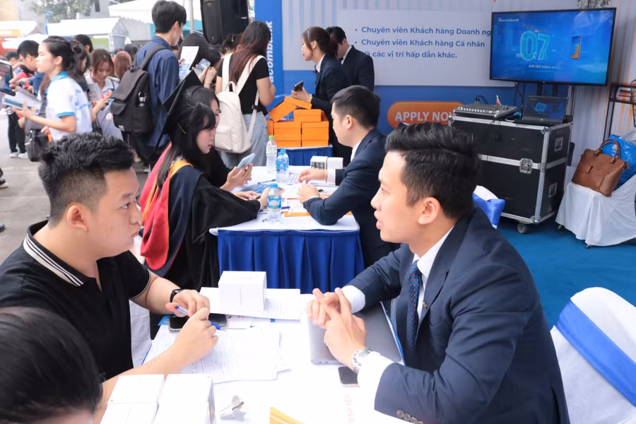 Rất nhiều sinh viên tham gia phỏng vấn tại Hội chợ việc làm - cầu nối nhân lực.