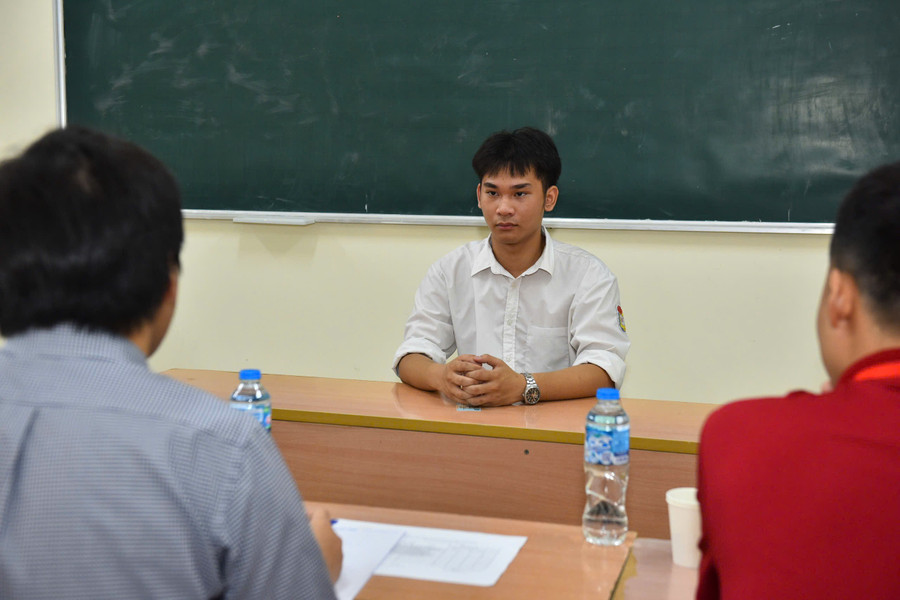 Thí sinh tham gia phỏng vấn. phong-van-2.jpg