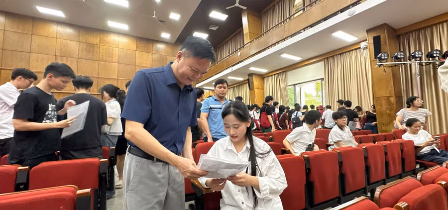 PGS.TS Nguyễn Phong Điền – Phó Giám đốc Đại học Bách khoa Hà Nội trao đổi cùng thí sinh xét tuyển tài năng. Ảnh Ngô Chuyên.