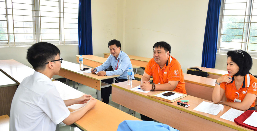 Thí sinh tham gia phỏng vấn tài năng của Đại học Bách khoa Hà Nội. phong-van-1.jpg