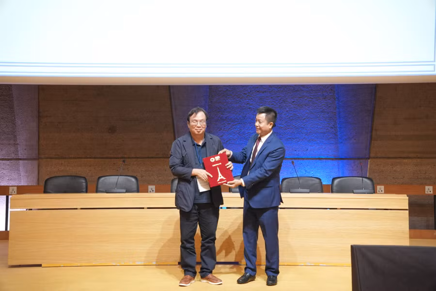 Đại diện NXBGDVN - Ông Nguyễn Tiến Thanh - Chủ tịch HĐTV, Tổng Giám đốc nhận Bằng Doanh nghiệp Văn hoá tại Hội nghị