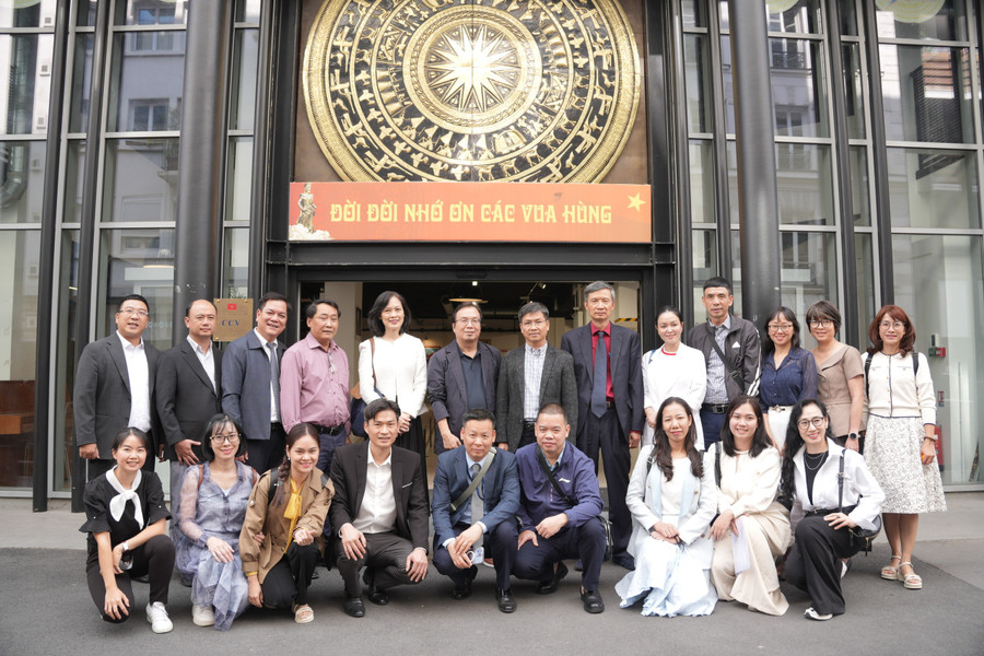 Đoàn công tác NXBGDVN chụp ảnh lưu niệm trước cổng Trung tâm Văn hoá Việt Nam tại Pháp. thanh-4.jpg