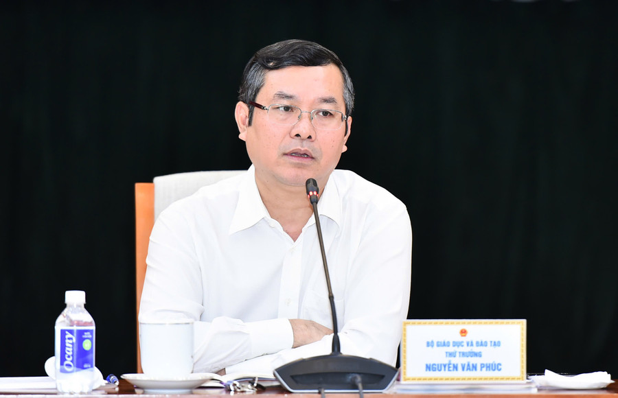 Thứ trưởng Bộ GD&ĐT Nguyễn Văn Phúc chủ trì cuộc họp.
