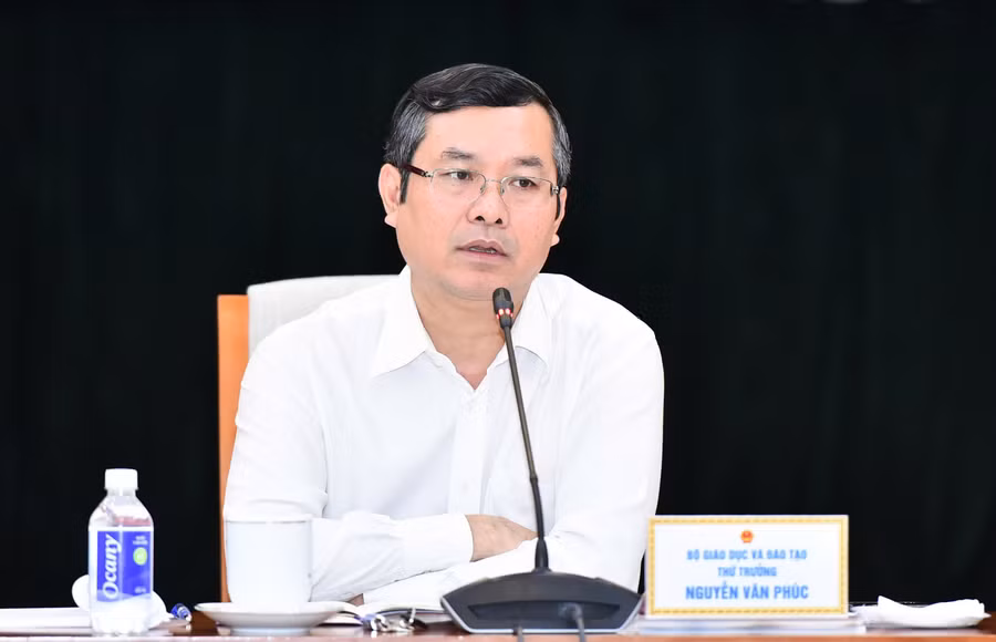 Thứ trưởng Bộ GD&ĐT Nguyễn Văn Phúc chủ trì cuộc họp.