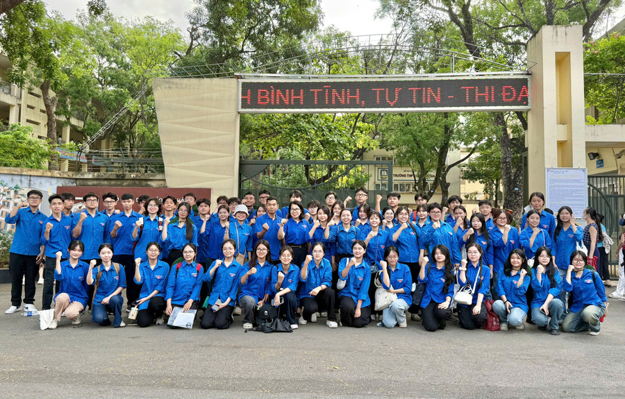Thanh niên tình nguyện có mặt từ sớm để hỗ trợ. phu-huynh-3.jpg