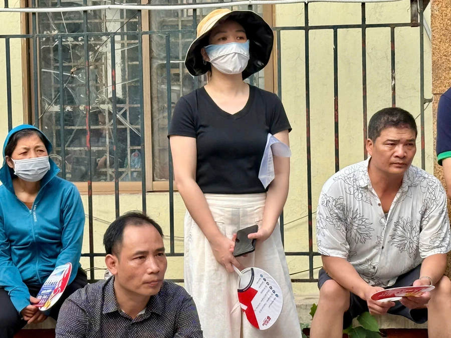 Phụ huynh đứng ngồi chờ con ngoài điểm thi.