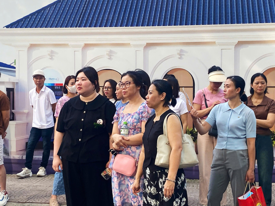 Tâm lý lo lắng thể hiện rõ trên khuôn mặt mỗi phụ huynh. phu-huynh-2.jpg