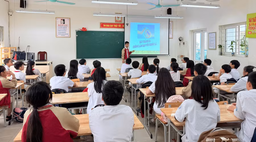 Học sinh Trường THCS Thanh Am tham gia giáo dục phòng chống tác hại thuốc lá. Ảnh NTCC.
