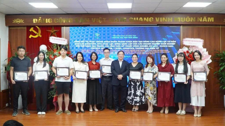 Các học viên tham gia khoá học. hoa-binh-3.jpg