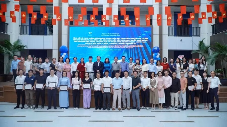 65 học viên được trao Giấy chứng nhận hoàn thành khóa đào tạo.