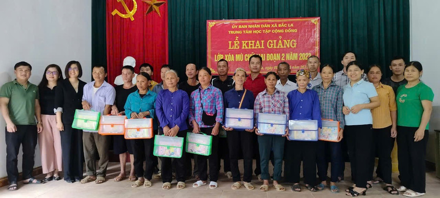 Nhiều người đã ngoài 60 tuổi vẫn xung phong đi học lớp xoá mù. mu-1.jpg
