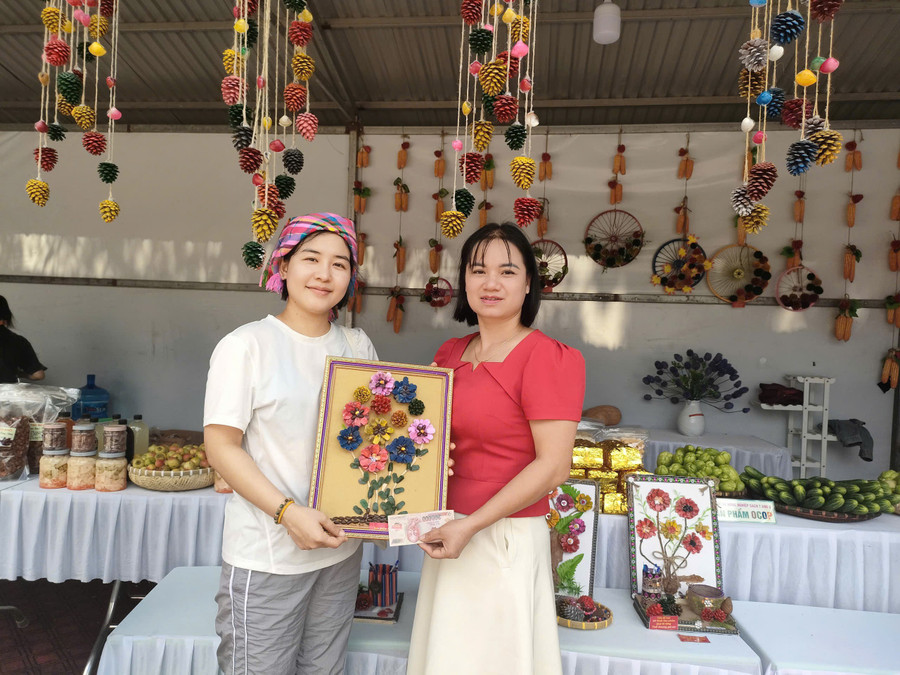 Cô Loan (bên trái) giớ thiệu các sản phẩm. loan-3.jpg