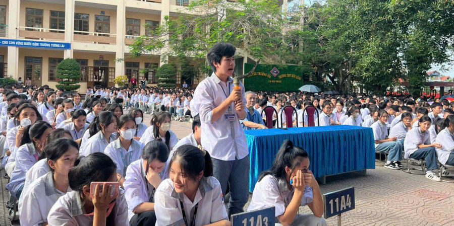 Học sinh Trường THPT Hữu Lũng trong buổi Tuyên truyền phòng chống ma túy và các tệ nạn xã hội hưởng ứng ngày Pháp luật Việt Nam 2024 ngày 21/10/2024. Ảnh NTCC.