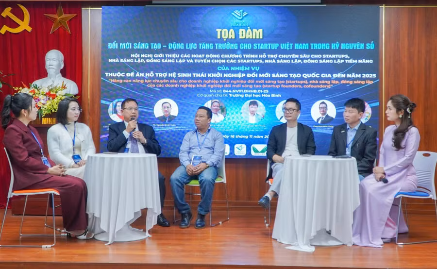 Quang cảnh toạ đàm.