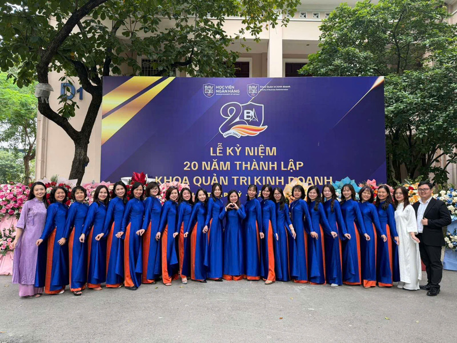 Tâp thể Khoa quản trị Kinh doanh, Học viện Ngân hàng.