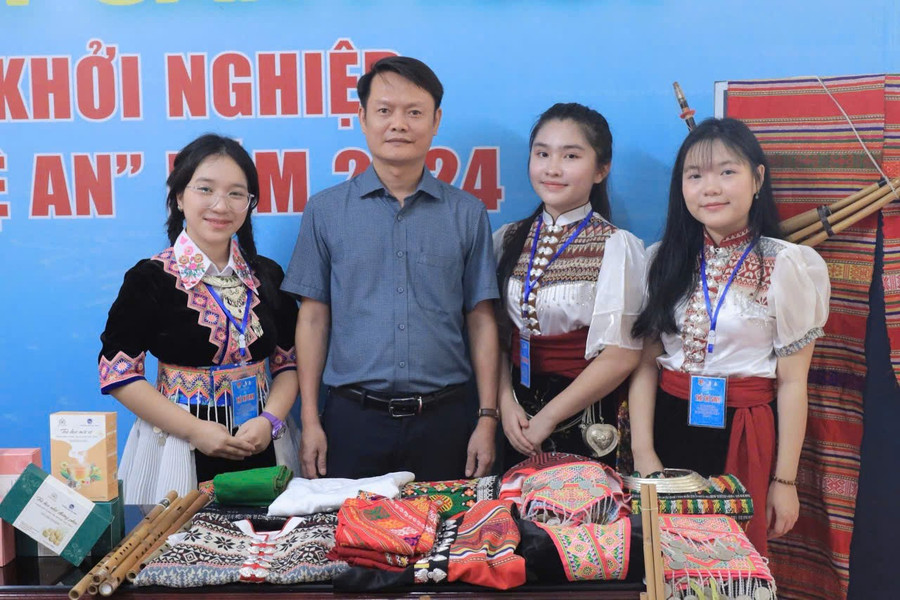 Lô Thị Na Ni (ngoài cùng bên phải) nữ sinh người dân tộc Thái. li-na.jpg