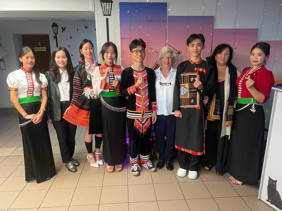 Tòng Văn Trường (thứ ba từ phải sang), học sinh lớp 12C3, Trường PTDTNT THPT tỉnh Điện Biên.