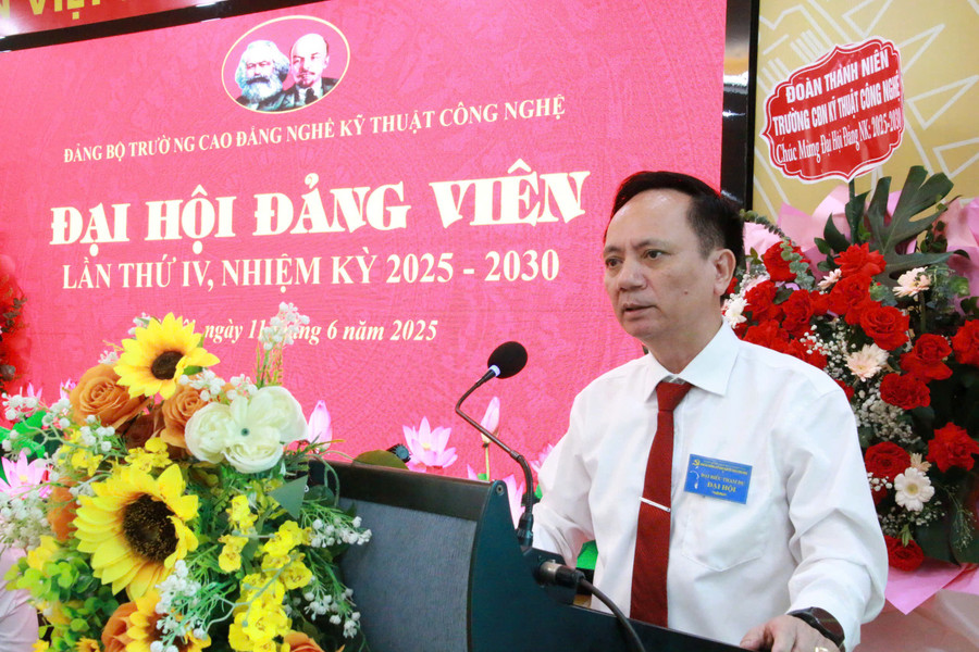 Ông Trần Văn Thịnh - Chánh Văn phòng Đảng ủy Bộ GD&ĐT phát biểu. binh-3.jpg