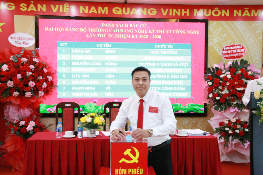 Đại biểu tham gia bỏ phiếu. binh-3-3513.jpg
