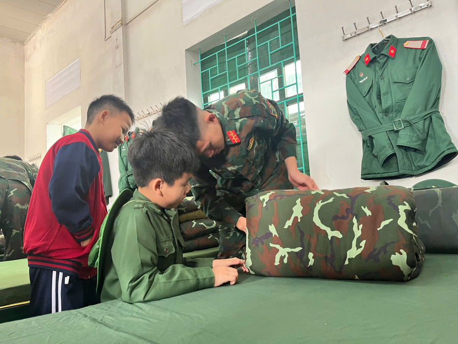 Học sinh hào hứng tham gia các hoạt động tại doanh trại quân đội.