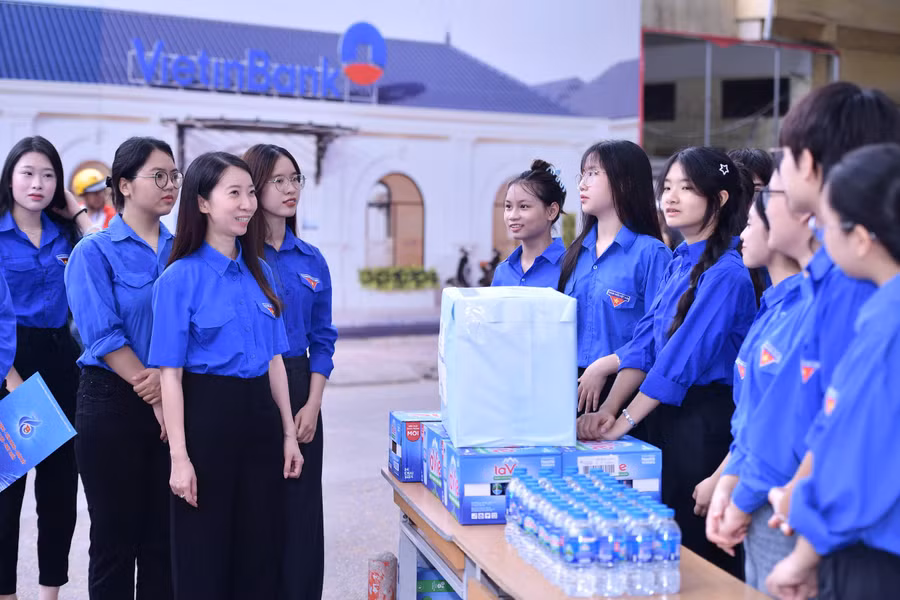 Chị Vũ Thị Minh Hằng - Trưởng Ban Thanh niên Trường học Thành đoàn, Phó Chủ tịch Thường trực Hội Sinh viên Thành phố Hà Nội đến trực tiếp điểm thi động viên và hỗ trợ. Ảnh ML.