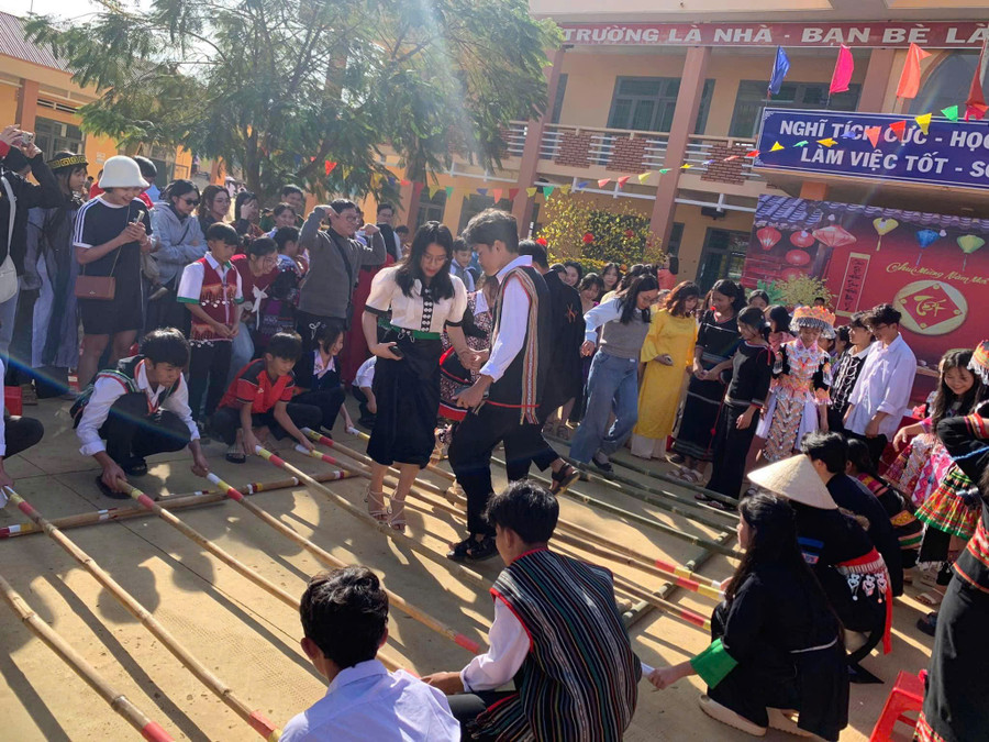 Cô Thanh cùng học trò tham gia hoạt động văn hoá. Ảnh NVCC.