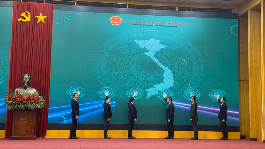 Các đại biểu ấn nút ra mắt hệ thống.