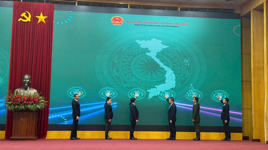 Các đại biểu ấn nút ra mắt hệ thống.