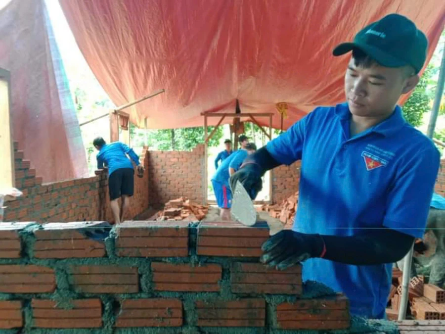 Anh Hiên Cuôn - người lãnh đạo đội thợ xây tình nguyện tại vùng biên giới Việt – Lào, đồng thời là Bí thư Chi đoàn thôn 49A, xã Đắc Pring, huyện Nam Giang, tỉnh Quảng Nam. Ảnh NVCC.