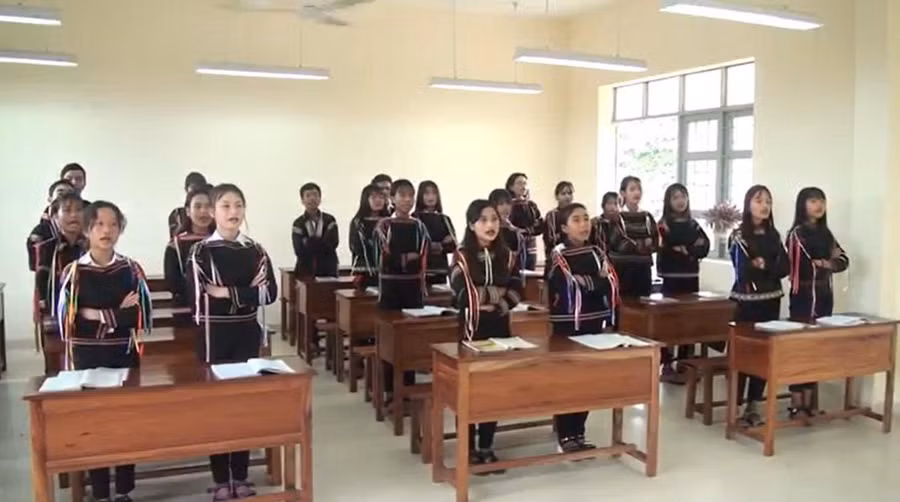 Học sinh Trường TH và THCS Ea Trol.